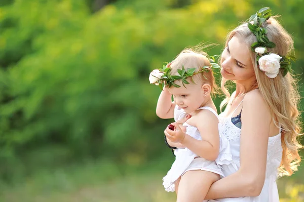 Retrato de uma família feliz no verão sobre a natureza — Fotografia de Stock