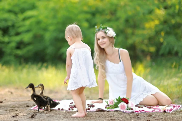 Retrato de uma família feliz no verão sobre a natureza — Fotografia de Stock