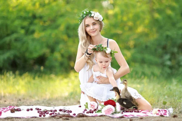 Portrait d'une famille heureuse en été sur la nature — Photo