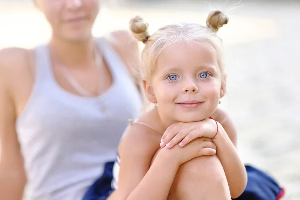 Porträtt av en lycklig familj i sommaren på natur — Stockfoto