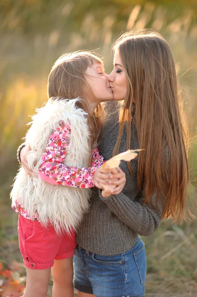 Porträtt av en lycklig familj i sommaren på natur — Stockfoto