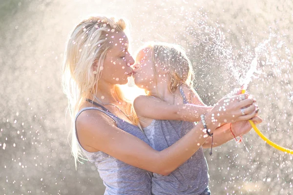 Retrato de uma família feliz no verão sobre a natureza — Fotografia de Stock