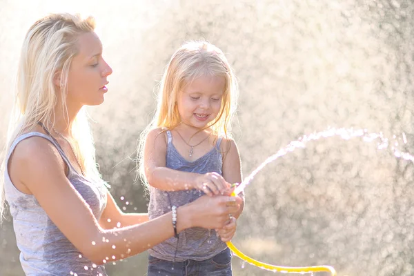 Retrato de uma família feliz no verão sobre a natureza — Fotografia de Stock