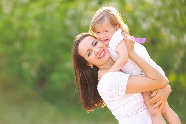 Retrato de uma família feliz no verão sobre a natureza — Fotografia de Stock