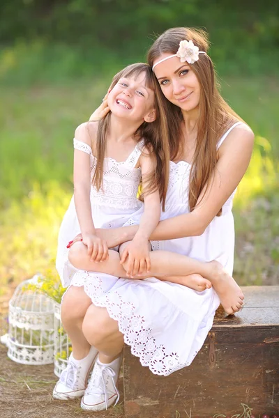 Porträtt av en lycklig familj i sommaren på natur — Stockfoto