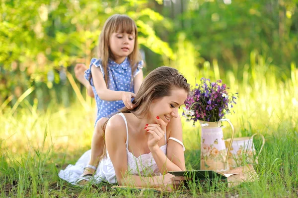 Porträtt av en lycklig familj i sommaren på natur — Stockfoto