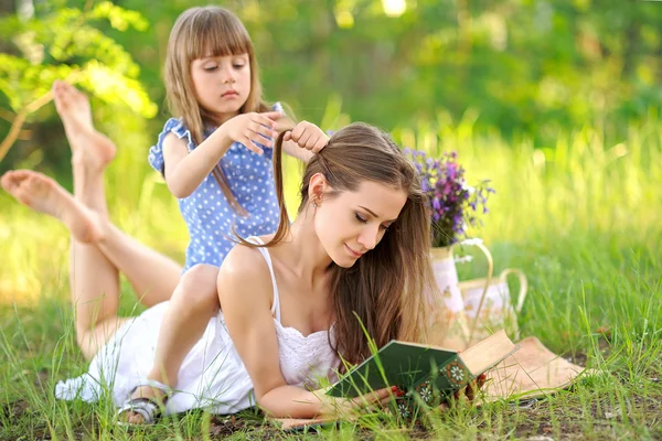 Retrato de uma família feliz no verão sobre a natureza — Fotografia de Stock