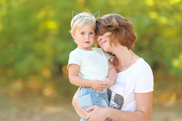 Portret szczęśliwą rodzinę w lecie na charakter — Zdjęcie stockowe