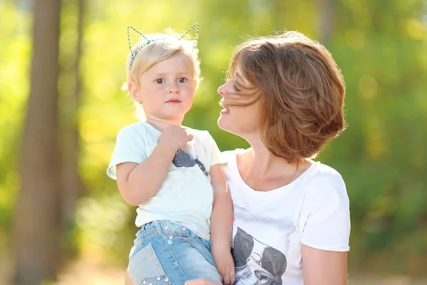 Portret szczęśliwą rodzinę w lecie na charakter — Zdjęcie stockowe