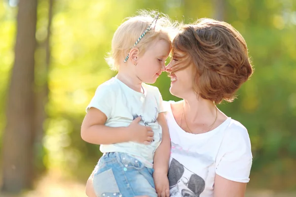 Portret szczęśliwą rodzinę w lecie na charakter — Zdjęcie stockowe