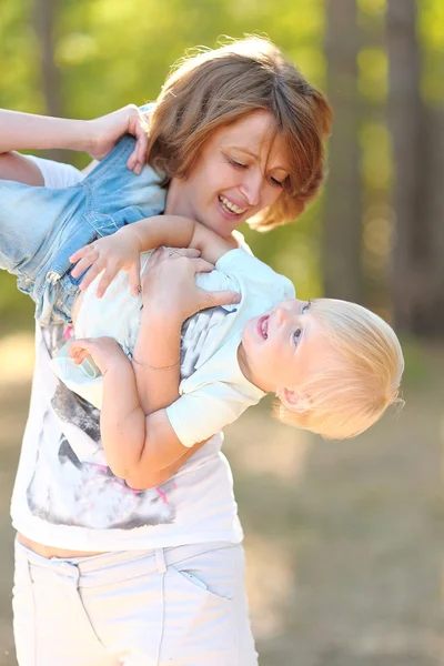 Retrato de una familia feliz en el verano sobre la naturaleza —  Fotos de Stock