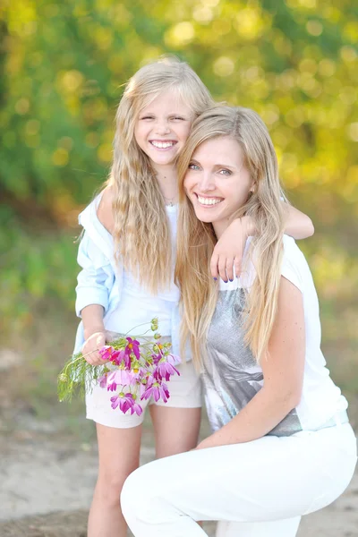 Porträtt av en lycklig familj i sommaren på natur — Stockfoto