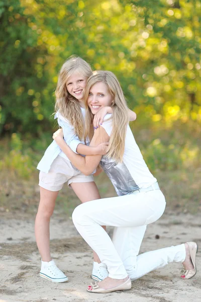 Porträtt av en lycklig familj i sommaren på natur — Stockfoto