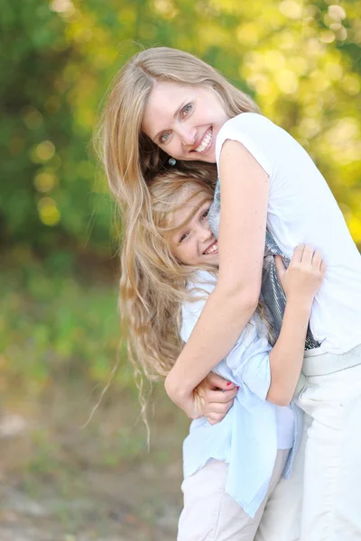 Porträtt av en lycklig familj i sommaren på natur — Stockfoto