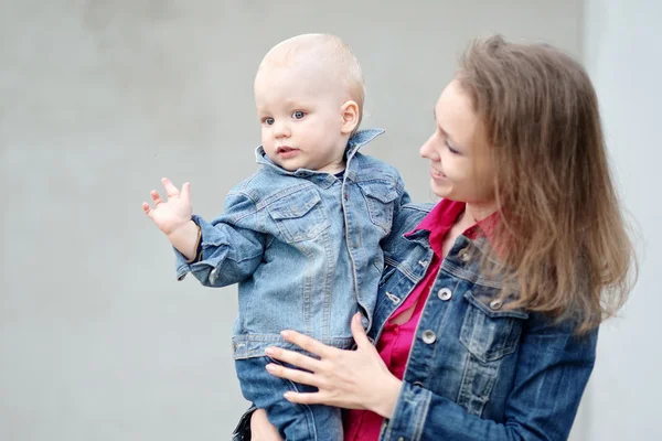 Portrait d'une famille heureuse en été sur la nature — Photo