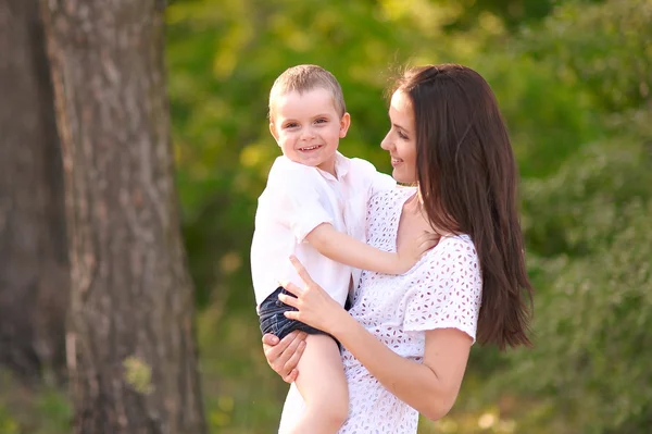 Retrato de uma família feliz no verão sobre a natureza — Fotografia de Stock