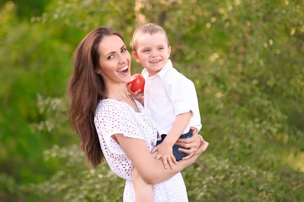 Porträtt av en lycklig familj i sommaren på natur — Stockfoto