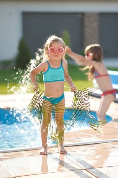 夏の自然上の恋人の二人の少女の肖像画 — ストック写真