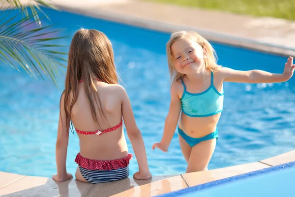 Retrato de duas meninas de amigas em uma natureza de verão — Fotografia de Stock