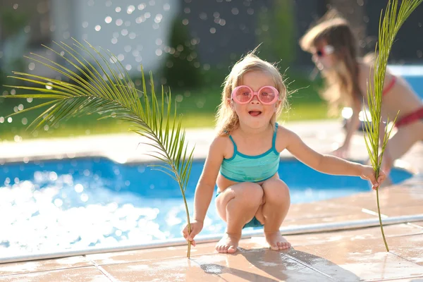 Portret van twee meisjes van vriendinnen op een zomer aard — Stockfoto