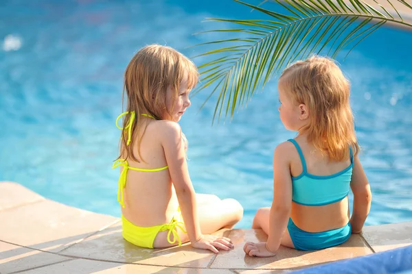 Portret van twee meisjes van vriendinnen op een zomer aard — Stockfoto