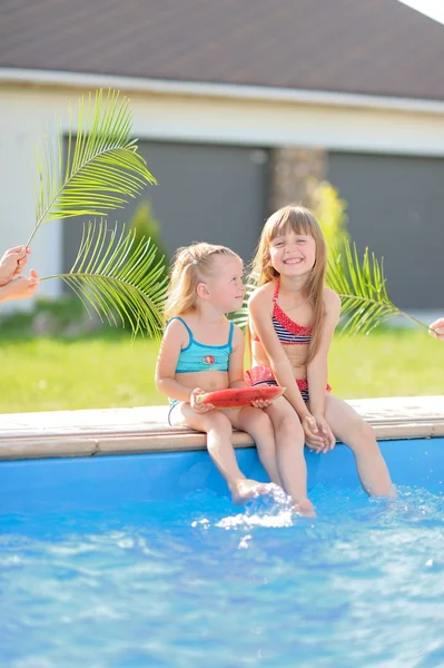 Portret van twee meisjes van vriendinnen op een zomer aard — Stockfoto