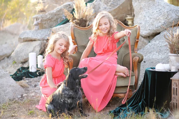 Portrait de deux filles de copines sur une nature estivale — Photo