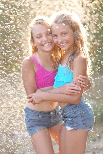 Portrait de deux filles de copines sur une nature estivale — Photo