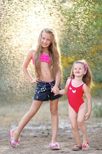 Портрет двух девушек подруг на летней природе — стоковое фото