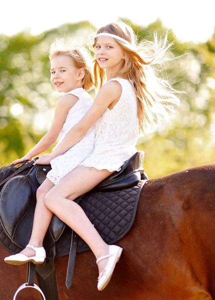 Portrait de deux filles de copines sur une nature estivale — Photo