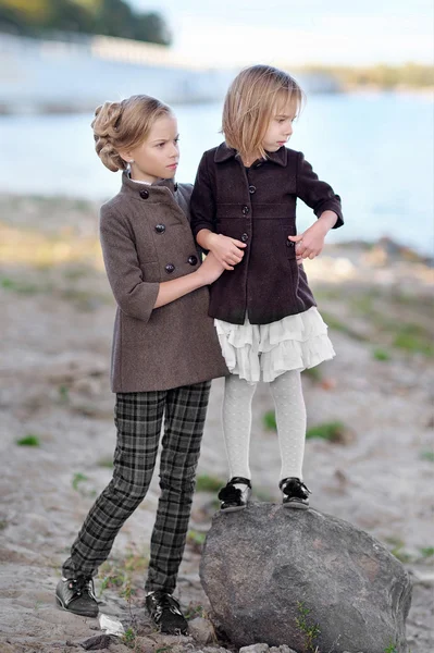 Portrait de deux filles de copines sur une nature estivale — Photo