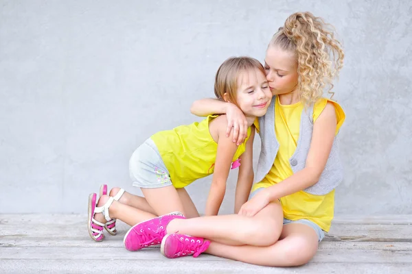 Ritratto di due ragazze di fidanzate su una natura estiva — Foto Stock