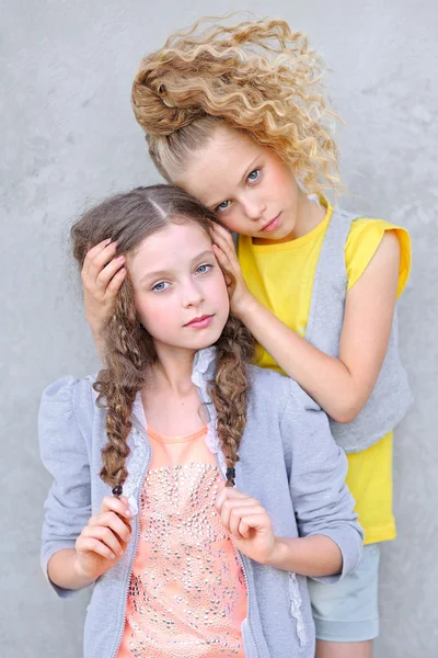 Portrait de deux filles de copines sur une nature estivale — Photo