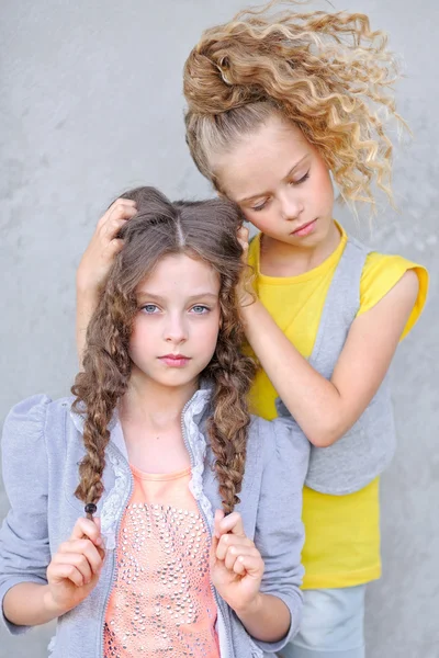 Portrait de deux filles de copines sur une nature estivale — Photo