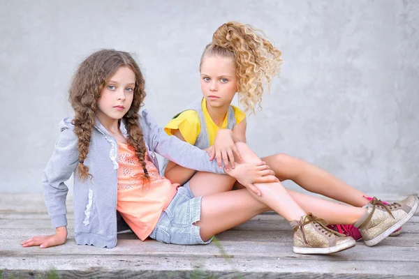 Portrait de deux filles de copines sur une nature estivale — Photo