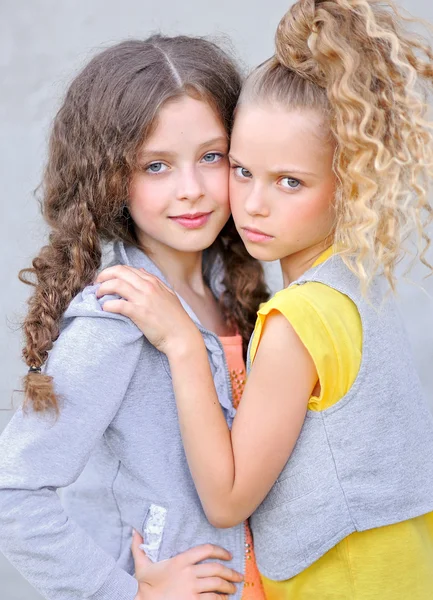 Portrait of two girls of girlfriends on a summer nature — Stock Photo, Image