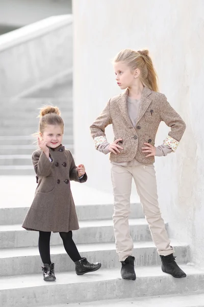 Portrait de deux filles de copines sur une nature estivale — Photo