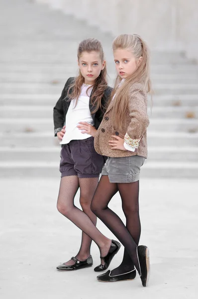 Portrait de deux filles de copines sur une nature estivale — Photo