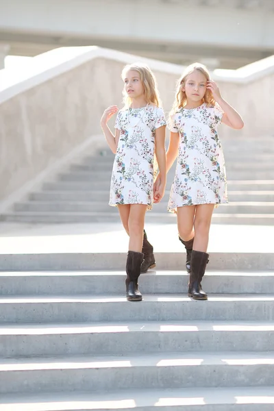 Portrait de deux filles de copines sur une nature estivale — Photo