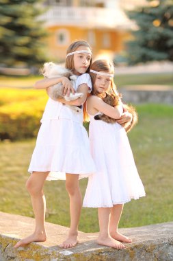 bir yaz doğa üzerindeki Girlfriends iki kız portresi