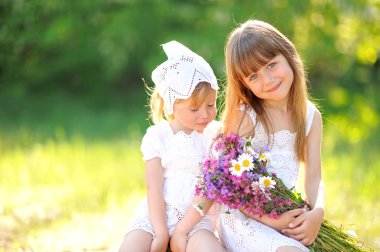 bir yaz doğa üzerindeki Girlfriends iki kız portresi