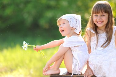 bir yaz doğa üzerindeki Girlfriends iki kız portresi