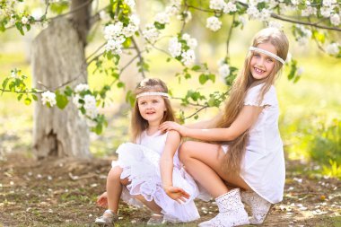 bir yaz doğa üzerindeki Girlfriends iki kız portresi