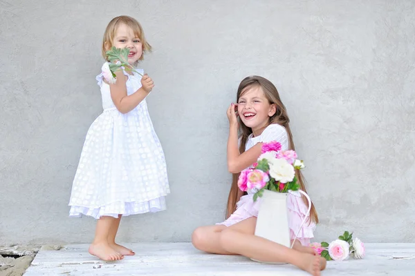 Portrait de deux filles de copines sur une nature estivale — Photo