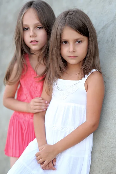 Portrét dvou dívek z přítelkyň na letní přírody — Stock fotografie