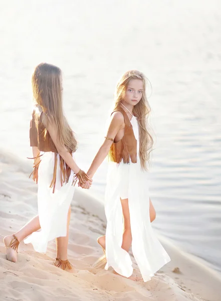 Portrait de deux filles de copines sur une nature estivale — Photo