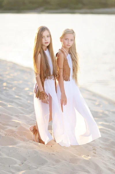 Portret dwóch dziewczynek dziewczyn na lato natura — Zdjęcie stockowe