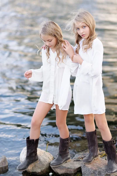 Portrait de deux filles de copines sur une nature estivale — Photo