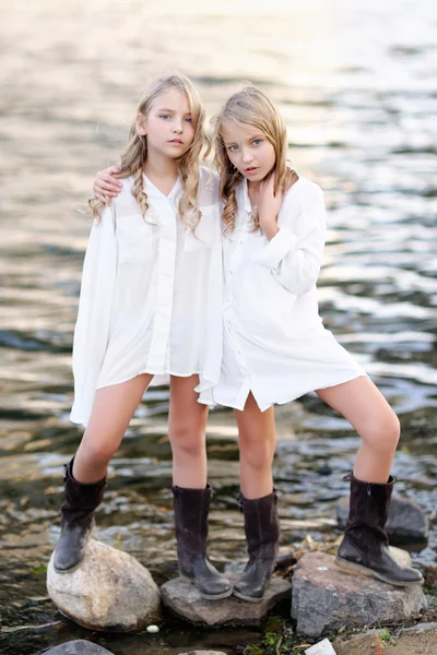 Portrait de deux filles de copines sur une nature estivale — Photo