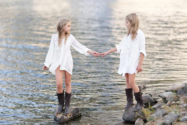 Портрет двох дівчат дівчат на літній природі — стокове фото